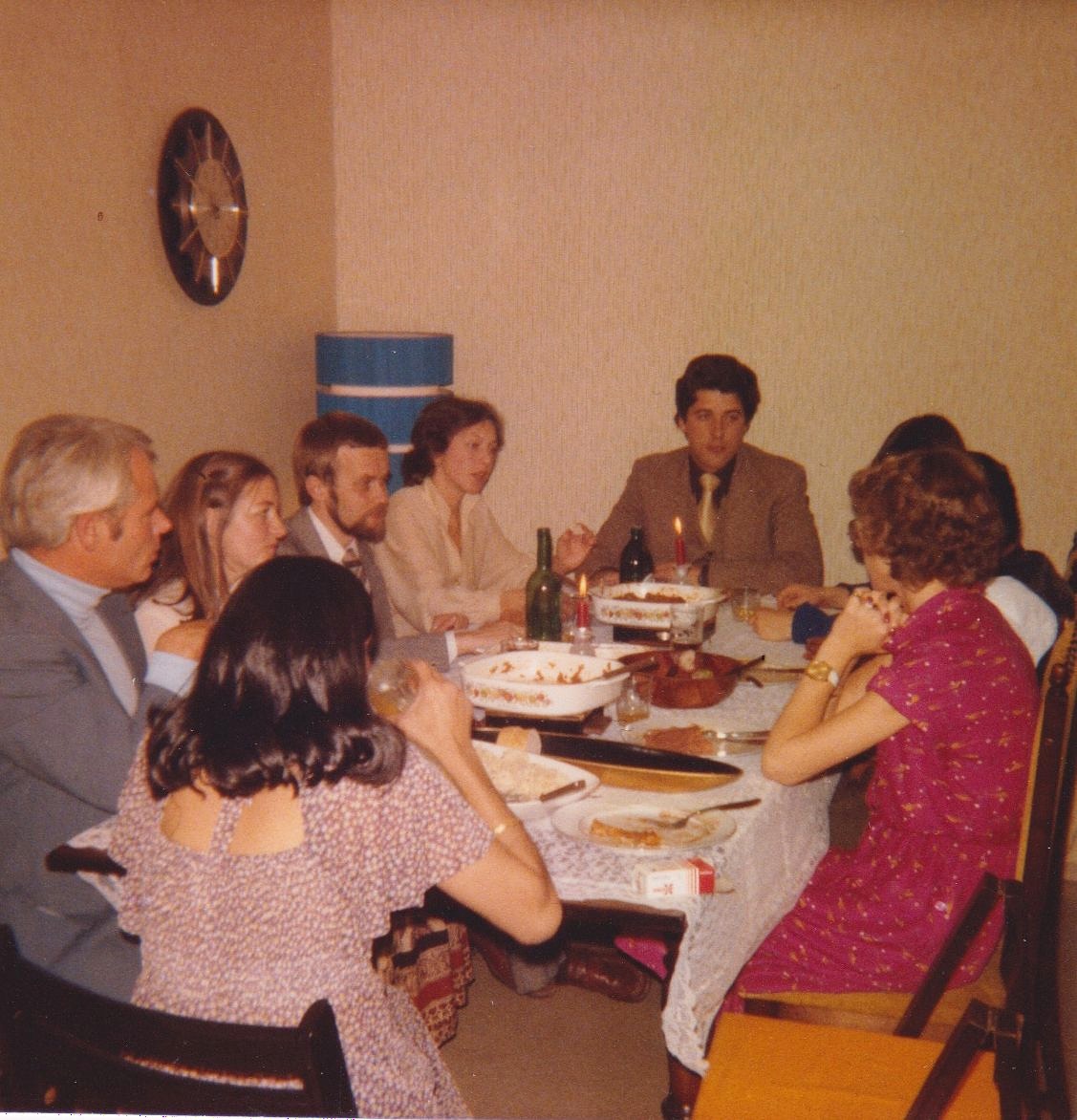 Middagsselskap med norske og indiske gjester rundt et dekket bord, 1970-tallet